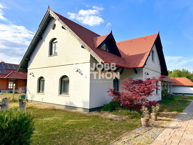 Eladó egy 4 szobás bajor stílusú családi ház Cegléden a  Fürdő közelében