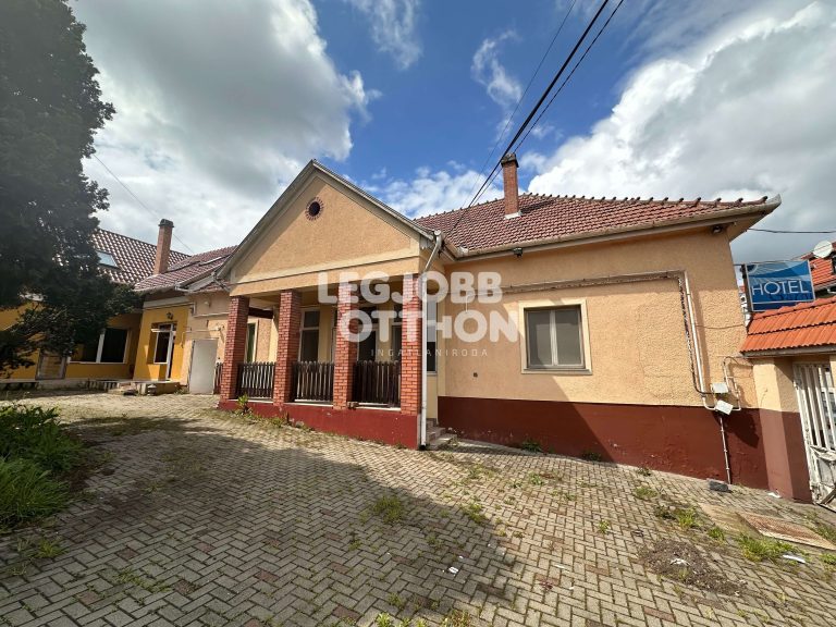 Eladó üzleti célú lakóingatlan Cegléden – VIDEÓVAL