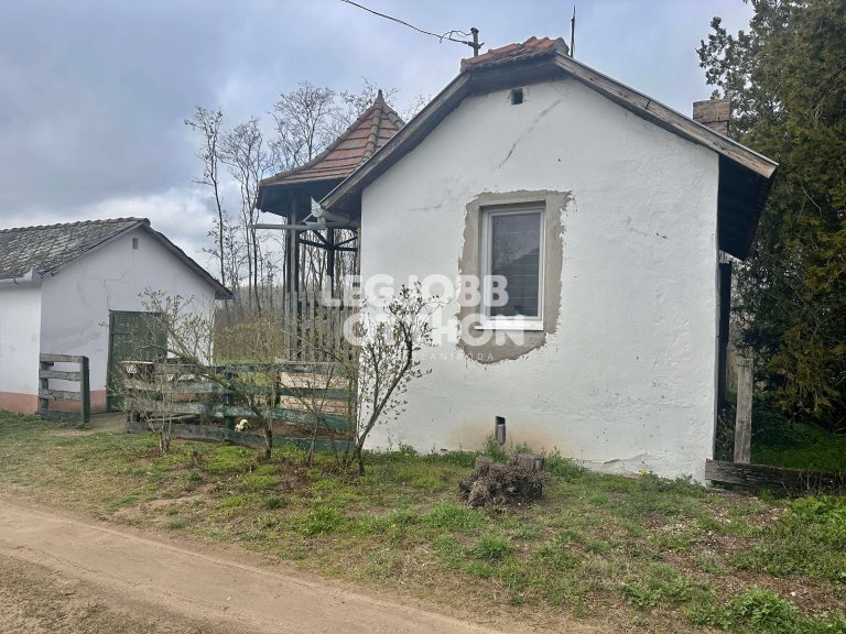 Eladó 2 félszobás felújításra szoruló családi ház Csemőn