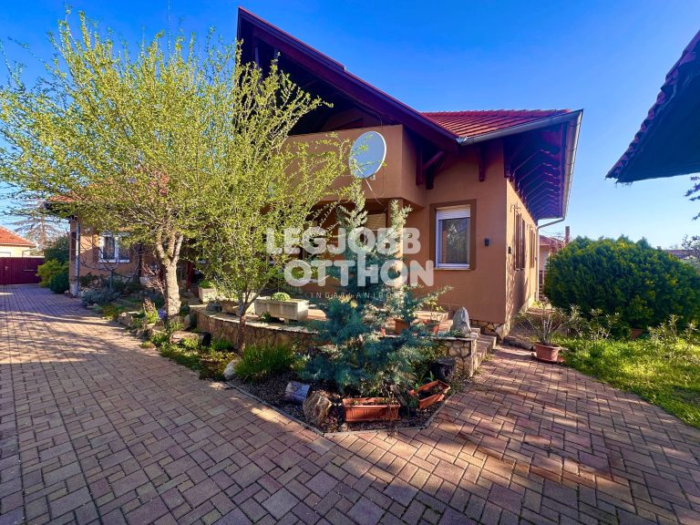 Eladó újszerű állapotú 2007-ben épített 5 szobás családi ház Cegléden – VIDEÓVAL