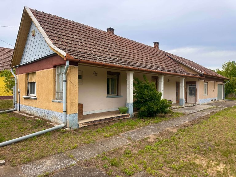 Eladó 3 szobás közepes állapotú külterületen található családi ház Tápióbicskén