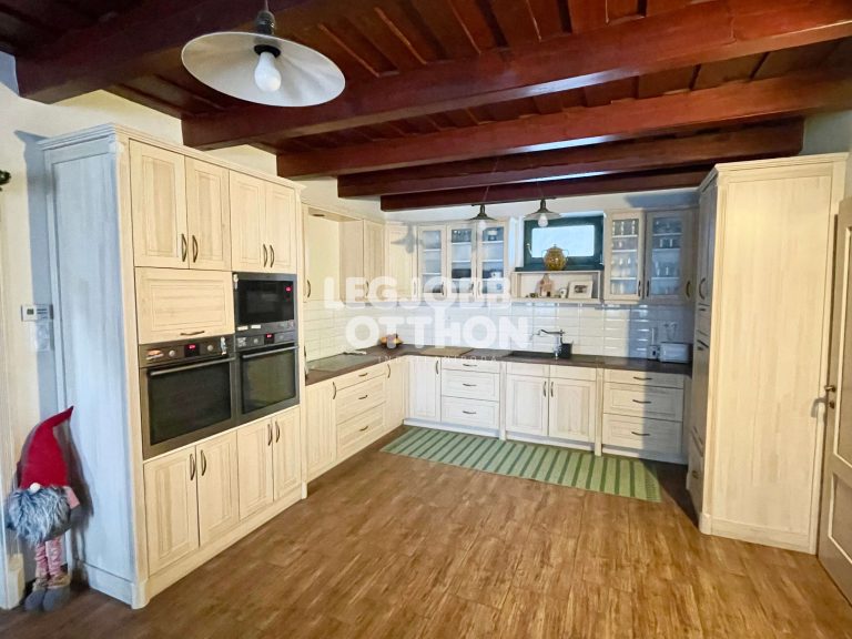 Eladó egy 4 szobás bajor stílusú családi ház Cegléden a  Fürdő közelében