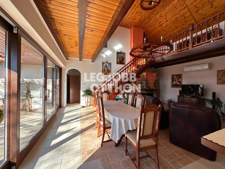 Eladó egy 5 szobás 2014-ben épült családi ház Cegléden