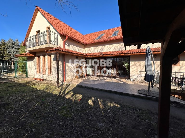 Eladó egy 5 szobás 2014-ben épült családi ház Cegléden