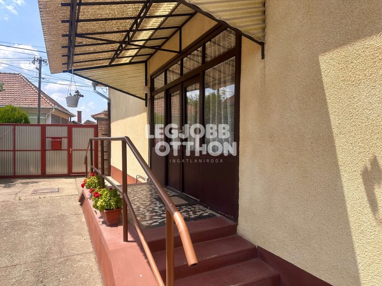 Eladó napelemrendszerrel felszerelt kétgenerációs családi ház Cegléden – VIDEÓVAL