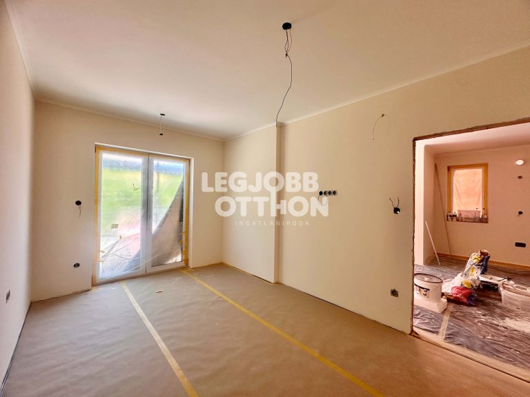 Eladó templomra néző 1. emeleti panorámás társasházi lakás Cegléden – VIDEÓVAL
