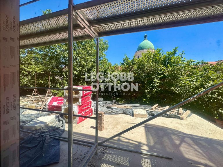 Eladó templomra néző 1. emeleti panorámás társasházi lakás Cegléden