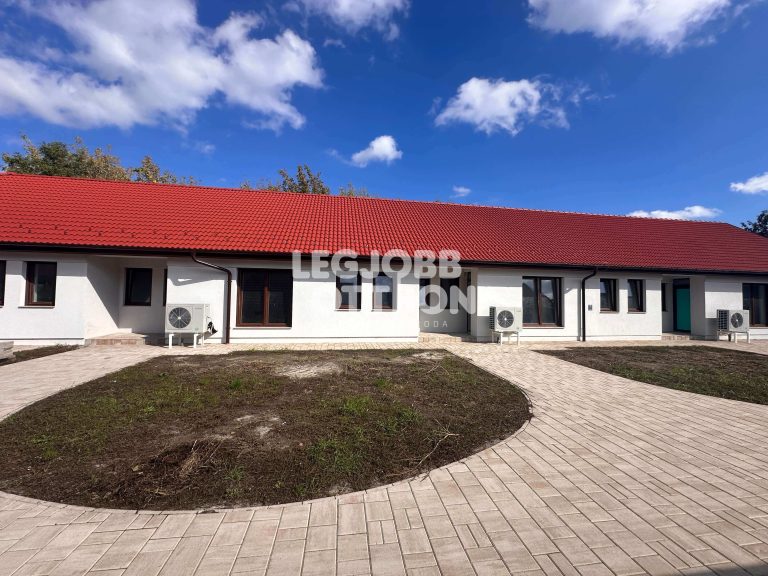 Első bérlőjét várja ez a saját kertrésszel rendelkező gyönyörű földszinti lakás Cegléden