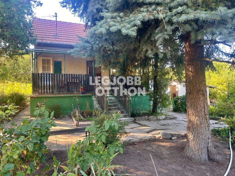 Eladó tégla falazatú lakhatásra is alkalmas gazdasági épület Cegléden