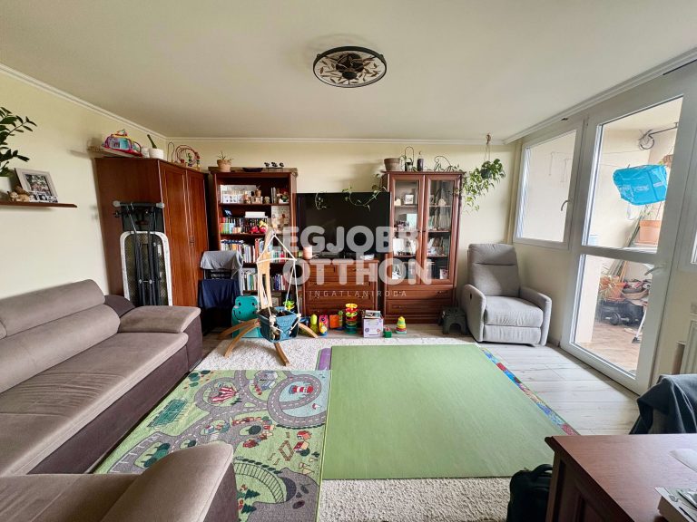 Megvételre kínálom ezt a 2022-ben teljeskörűen felújított lakást Cegléden a vasútállomás környékén