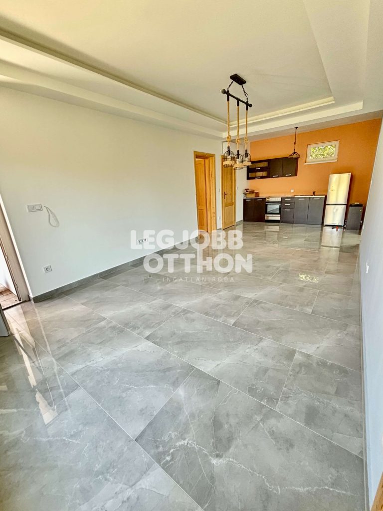 Első bérlőjét várja ez a saját kertrésszel rendelkező gyönyörű földszinti lakás Cegléden