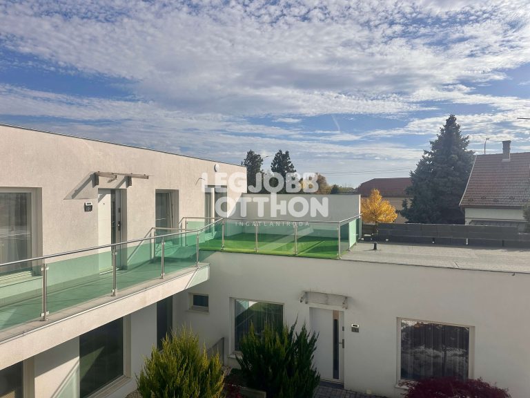 Eladó városközpontban található társasházban kialakított 1. emeleti lakás saját tetőterasszal (10.)