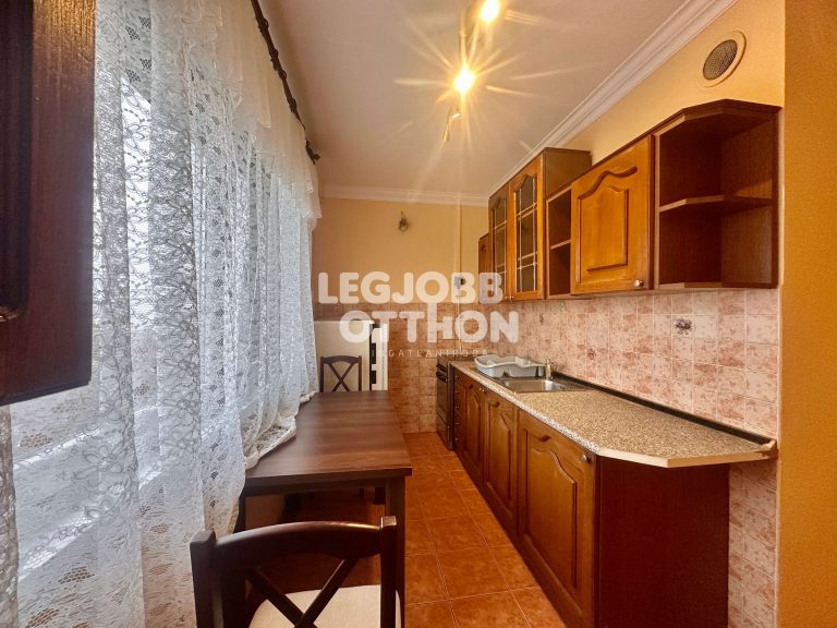 Eladó 1 szoba + nagy nappalis panellakás Cegléden a Teleki utcában