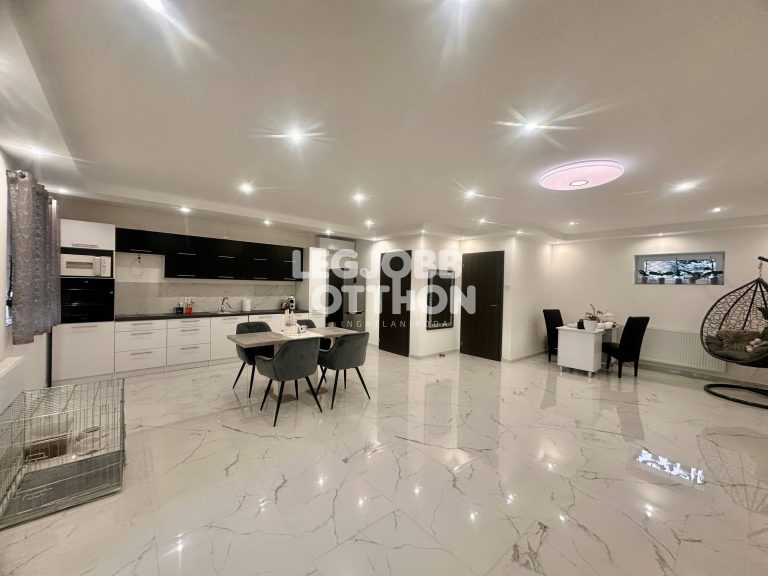 Eladó 2 szoba + hatalmas nappalival rendelkező fél éve teljeskörűen felújított családi ház Abonyban