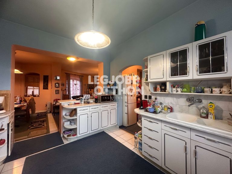 Befektetők figyelem! Eladó 1992-ben épült 6 szobás családi ház Cegléden