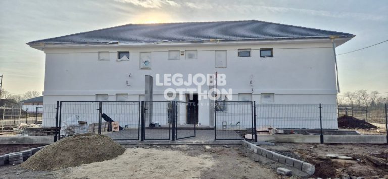 Eladó 1 + 3 félszobás újépítésű 1. emeleti teraszos lakás Cegléden