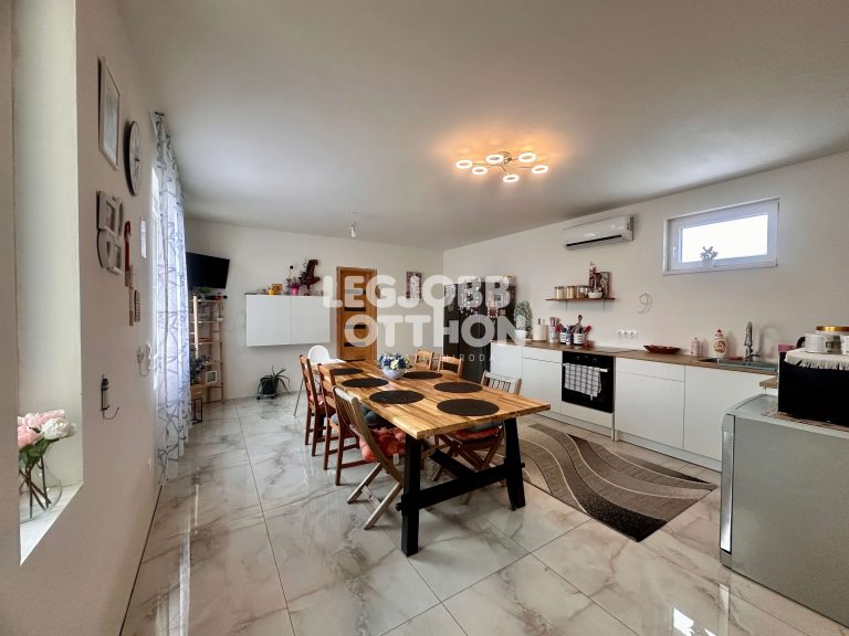 Eladó 2023-ban teljeskörűen felújított bővítési lehetőségekkel teli családi ház Cegléden