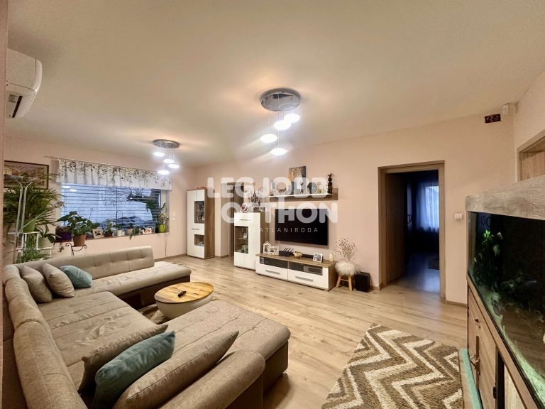 Eladó 2023-ban belül teljeskörűen felújított családi ház Cegléden