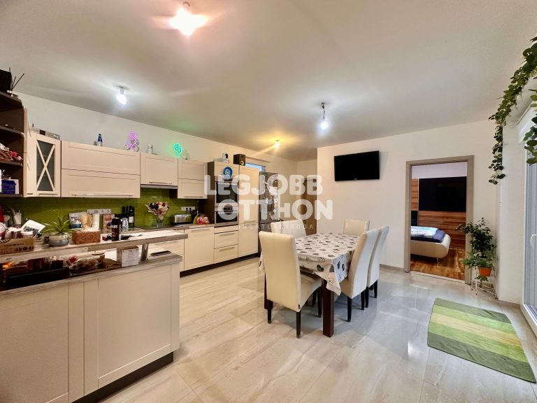 Eladó 2023-ban belül teljeskörűen felújított családi ház Cegléden