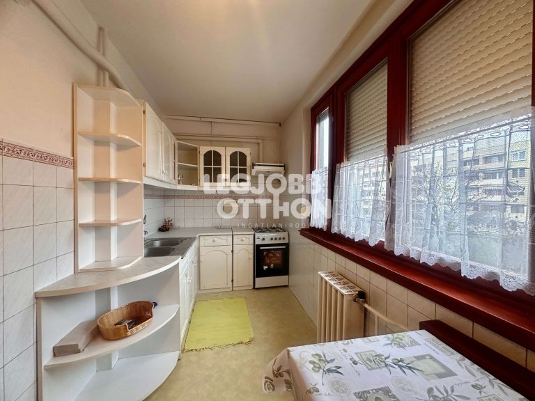 Eladó Cegléd központi részén található 1. emeleti panellakás