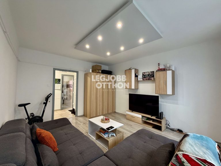 Eladó 2 szobás tégla falazatú erkélyes lakás Cegléden a vasútállomás közelében