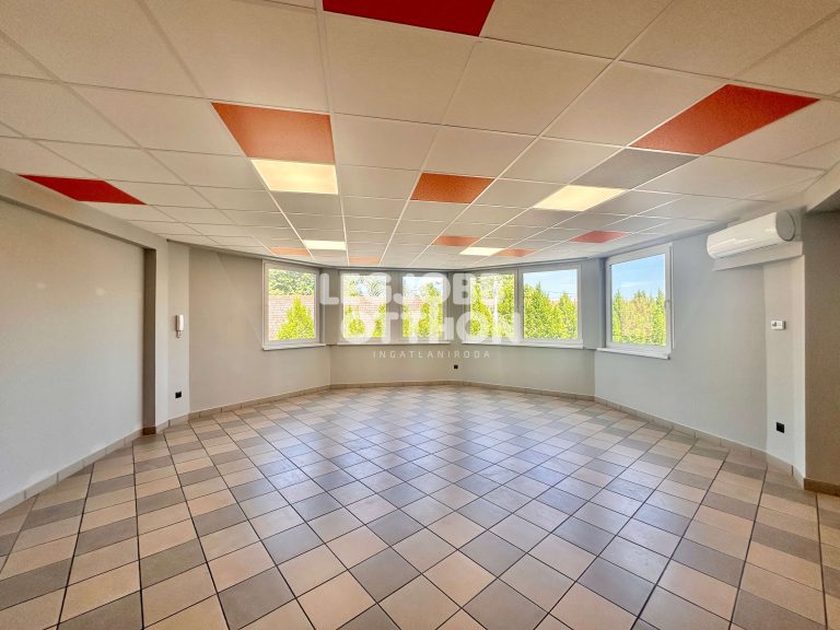 Kiadó felújított üzlethelyiség Cegléden a belváros szívében