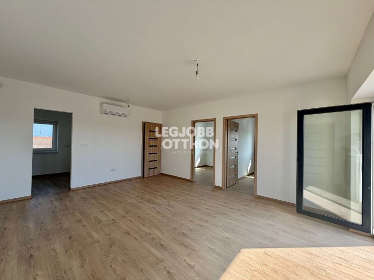 Kiadó 1 + 3 félszobás újépítésű 1. emeleti teraszos lakás Cegléden – VIDEÓVAL