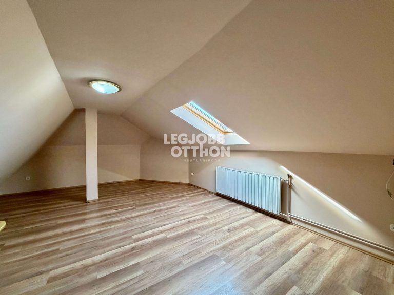 Eladó 1. emeleti tégla falazatú lakás Cegléd központjában