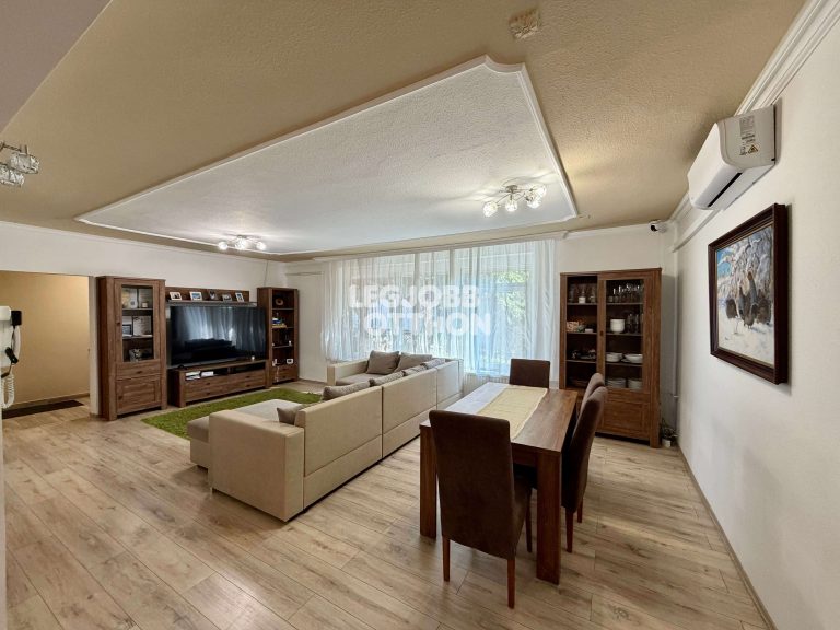 Eladó 3 + 2 félszobás jó állapotú családi ház Cegléden