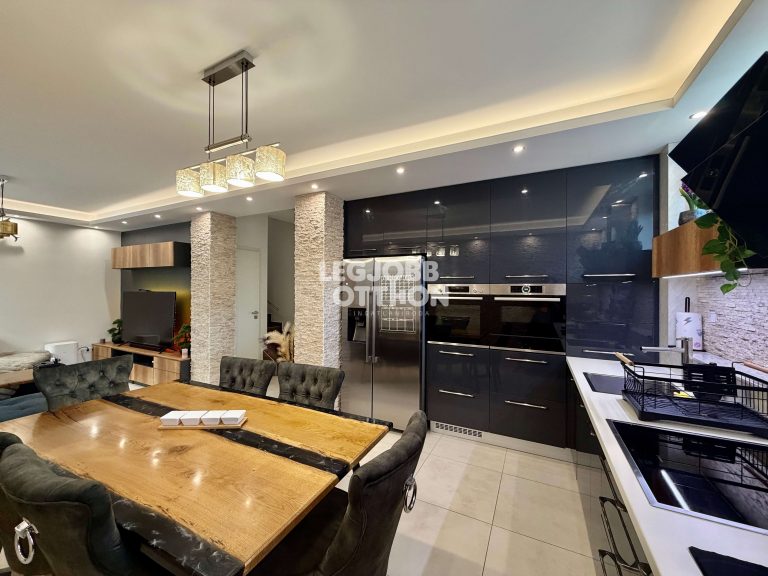 Eladó álomszép társasházi lakás nagy terasszal Cegléden – VIDEÓVAL