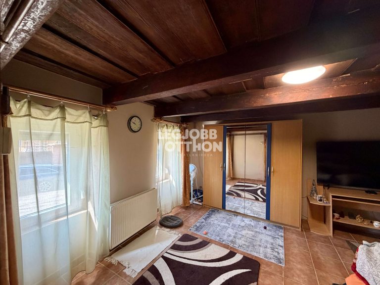 Eladó részben felújított ház Cegléd frekventált helyén