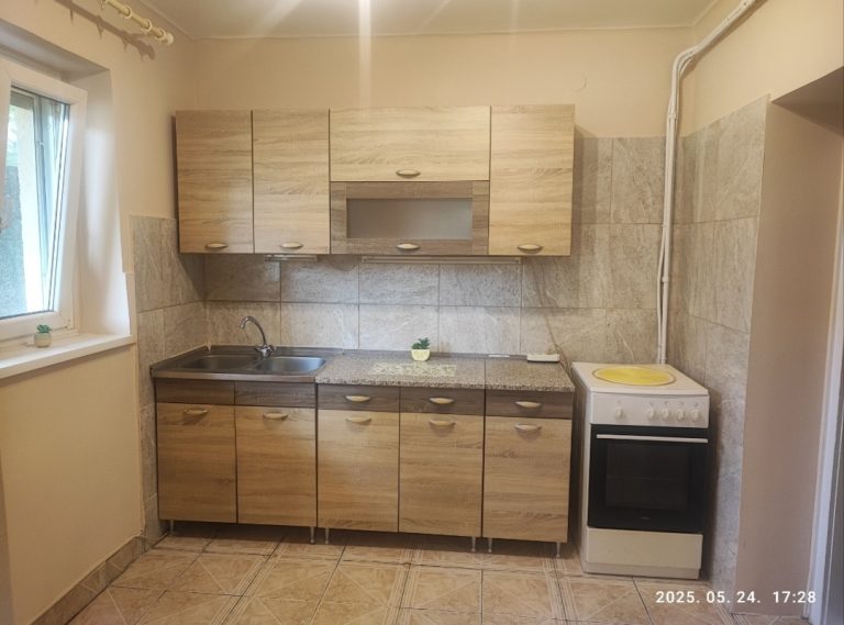 Eladó egy 1. emeleti 2 szobás tégla falazatú lakás Kecskeméten a Mömax közelében