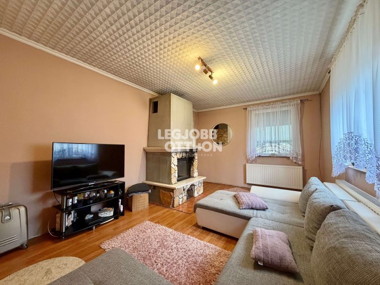 Eladó 2007-ben épült takaros emeletes családi ház Törelen