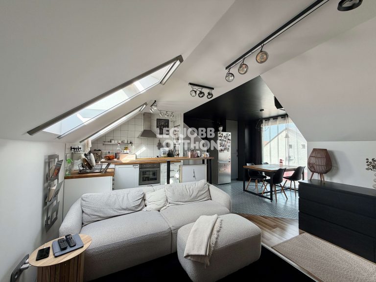 Eladó egy 2019-ben épült gyönyörű nagy teraszos tetőtéri lakás Cegléden a Rostély u. közelében