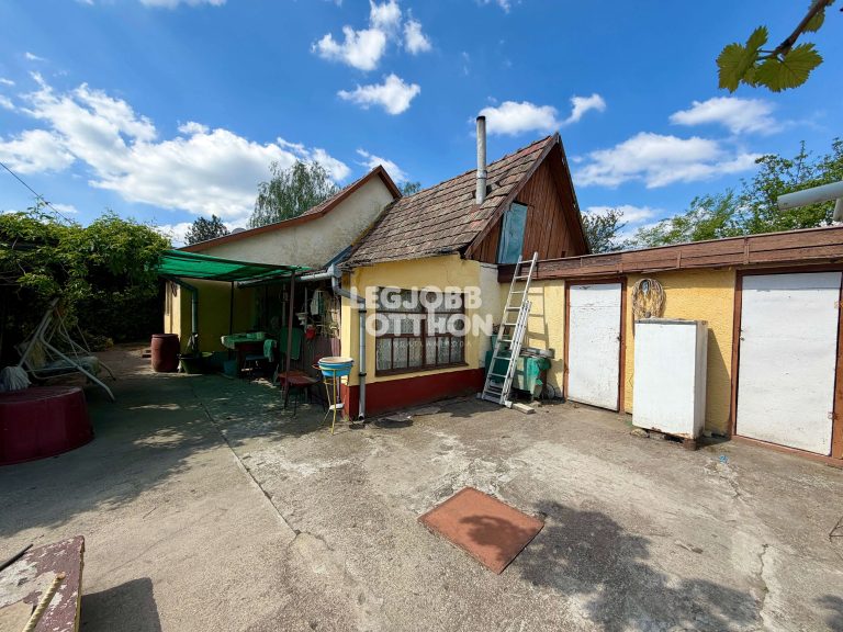 Eladó egy felújítandó házrész Cegléd Újvárosi részén